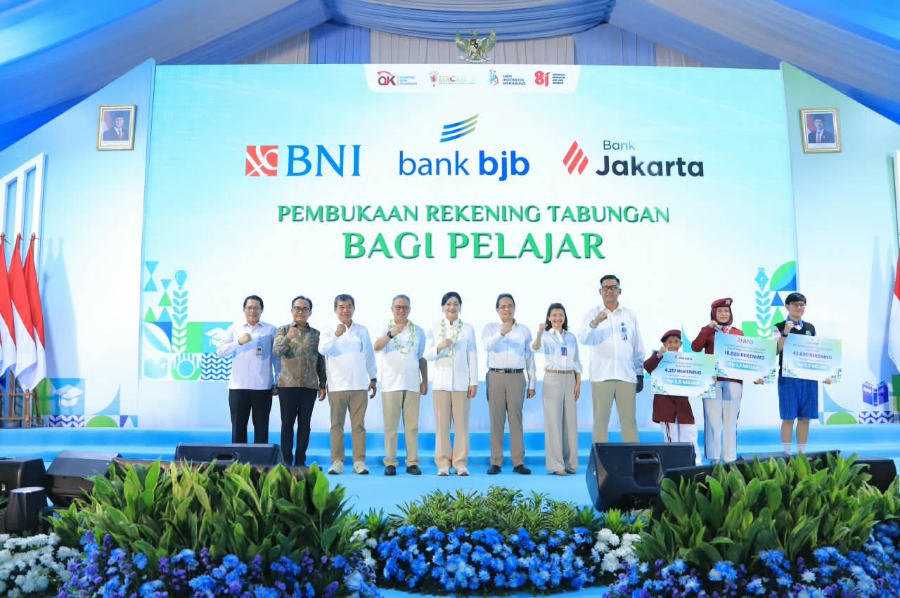 Ketua Dewan Komisioner OJK Friderica Widyasari Dewi foto bersama dengan pemimpin lembaga lainnya dalam kegiatan Hari Indonesia Menabung dan Bulan Literasi Keuangan 2026. (Dok. Otoritas Jasa Keuangan)