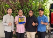Ketua MMF Ridho Hamdiki serahkan plakat kepada Ketua Kadin Abdya H. Hasrul Hasan di Banda Aceh