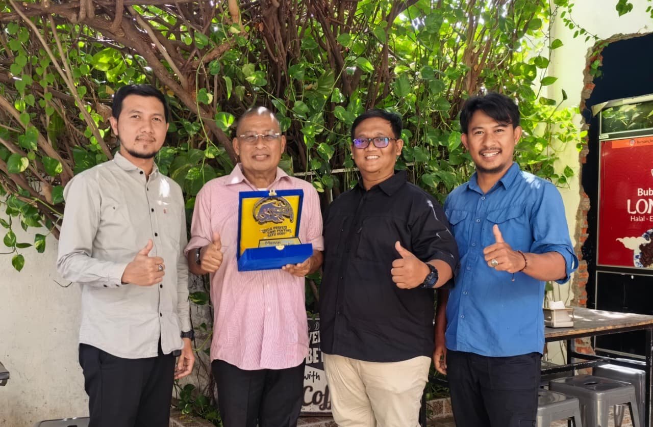 Ketua MMF Ridho Hamdiki serahkan plakat kepada Ketua Kadin Abdya H. Hasrul Hasan di Banda Aceh