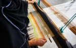 Perajin menenun Songket Lamno warisan budaya Aceh Jaya di alat tenun tradisional