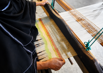 Perajin menenun Songket Lamno warisan budaya Aceh Jaya di alat tenun tradisional