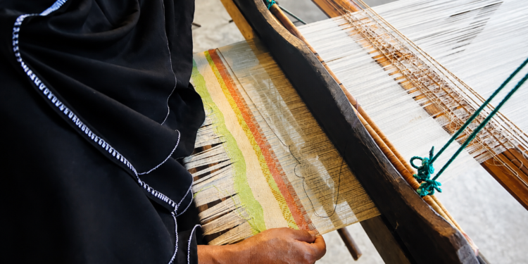Perajin menenun Songket Lamno warisan budaya Aceh Jaya di alat tenun tradisional