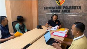 Polisi Polresta Banda Aceh periksa terduga pelaku penggelapan di ruang Satreskrim