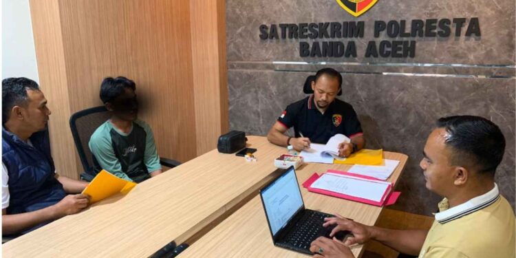 Polisi Polresta Banda Aceh periksa terduga pelaku penggelapan di ruang Satreskrim