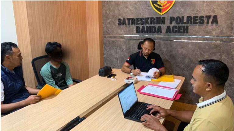 Polisi Polresta Banda Aceh periksa terduga pelaku penggelapan di ruang Satreskrim