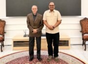 Direktur Jenderal Bina Administrasi Kewilayahan Kementerian Dalam Negeri, Safrizal Zakaria Ali berfoto bersama Paduka Yang Mulia Tgk. Malik Mahmud Al-Haythar (Dok.Ist)
