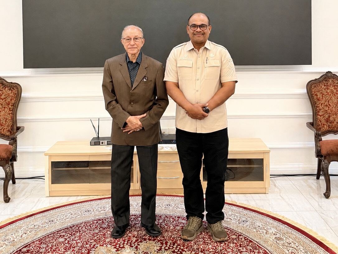 Direktur Jenderal Bina Administrasi Kewilayahan Kementerian Dalam Negeri, Safrizal Zakaria Ali berfoto bersama Paduka Yang Mulia Tgk. Malik Mahmud Al-Haythar (Dok.Ist)