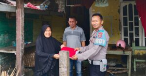 Sambut HUT RI ke-81, Polres Simeulue Bagikan Bendera Merah Putih Kepada Warga