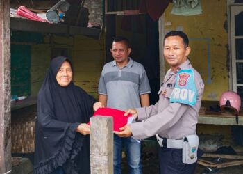 Sambut HUT RI ke-81, Polres Simeulue Bagikan Bendera Merah Putih Kepada Warga