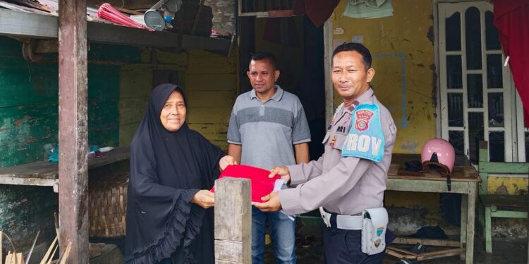 Sambut HUT RI ke-81, Polres Simeulue Bagikan Bendera Merah Putih Kepada Warga