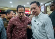 Kemendikbudristek Nadiem Anwar Makarim (kiri) mendapat dukungan dari mantan Menteri Perdagangan Thomas Trikasih Lembong (kanan) usai sidang putusan banding di Pengadilan Tinggi DKI Jakarta. (Bayu Pratama S/ANTARA FOTO)