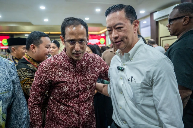 Kemendikbudristek Nadiem Anwar Makarim (kiri) mendapat dukungan dari mantan Menteri Perdagangan Thomas Trikasih Lembong (kanan) usai sidang putusan banding di Pengadilan Tinggi DKI Jakarta. (Bayu Pratama S/ANTARA FOTO)