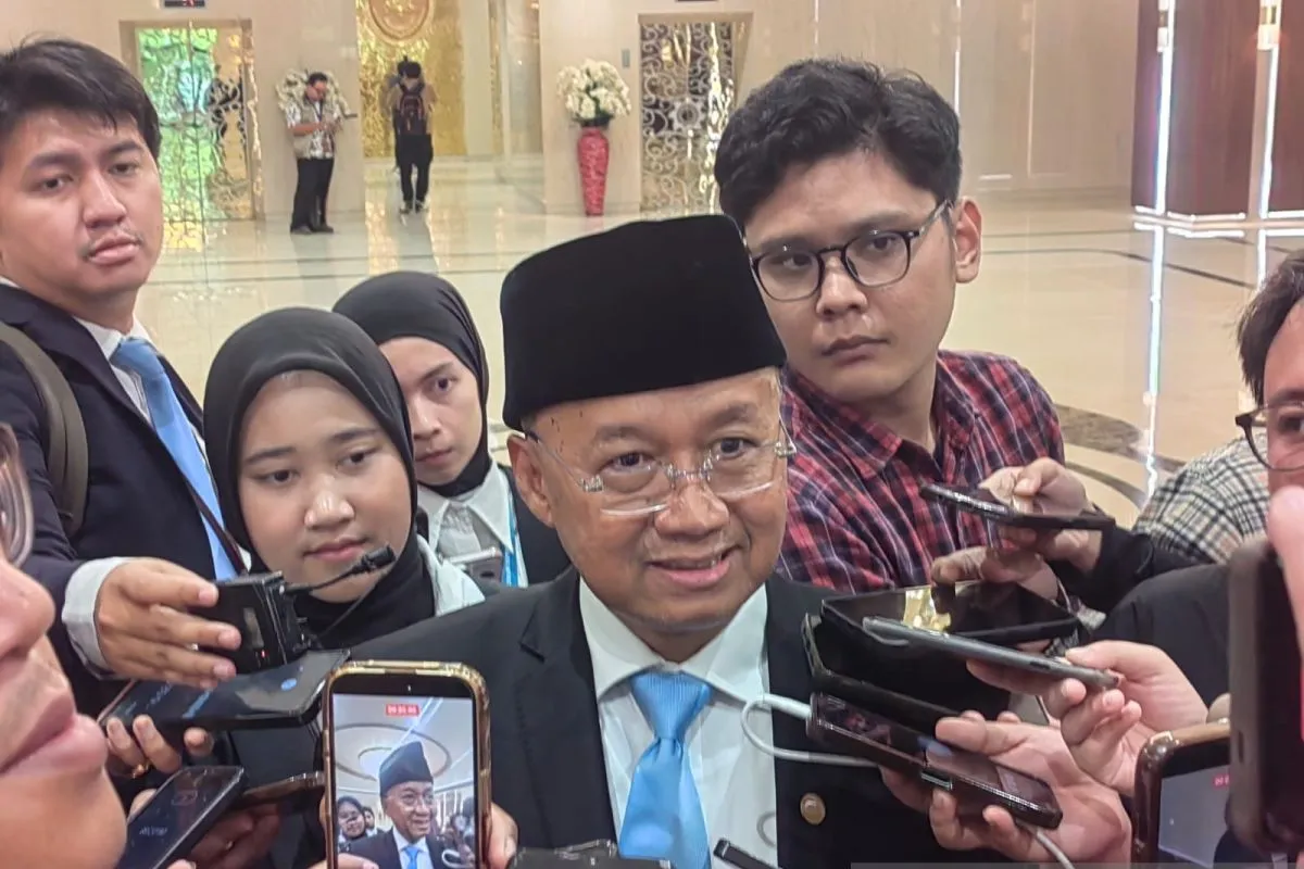 Kepala Eksekutif Pengawas Bursa Mineral dan Komoditas Strategis (BMKS) Otoritas Jasa Keuangan (OJK), Sarjito diwawancarai wartawan seusai mengucapkan sumpah jabatan, di Gedung Mahkamah Agung (MA), Jakarta, Rabu (09/09/2026). ANTARA/Muhammad Heriyanto