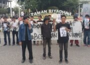 Mahasiswa berorasi untuk mendesak pembebasan dua mahasiswa Unimal. (Ahmad Mirzda/MODUSACEH)