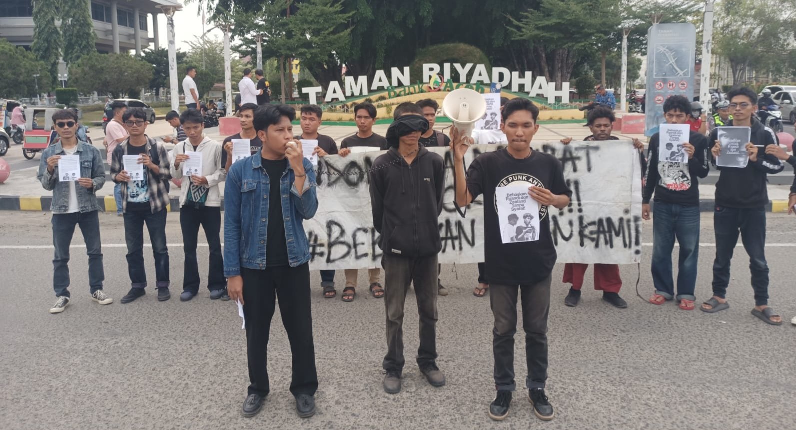 Mahasiswa berorasi untuk mendesak pembebasan dua mahasiswa Unimal. (Ahmad Mirzda/MODUSACEH)