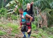 Srimah (55) digendong setelah mengalami patah kaki akibat diinjak gajah liar. (Dok. Laras News)