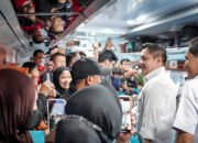 Seskab Teddy Indra Wijaya meninjau langsung kesiapan armada kereta api. (Dok.Ist)