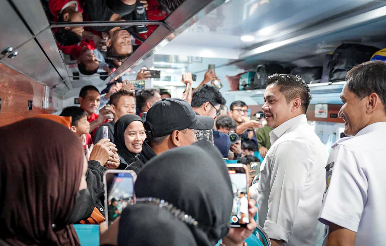 Seskab Teddy Indra Wijaya meninjau langsung kesiapan armada kereta api. (Dok.Ist)