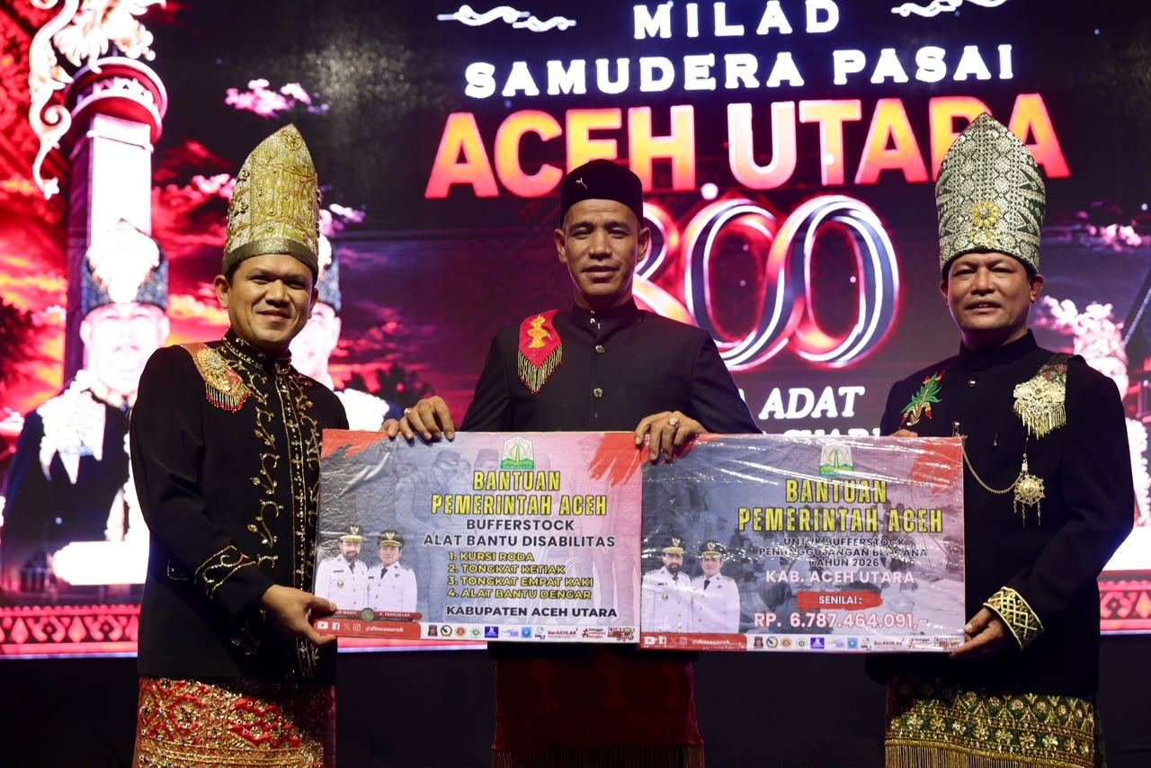 Wagub melakukan penyerahan dana bantuan penanggulangan bencana. (TubinNews/HO-Biro Humas Pemerintah Aceh)