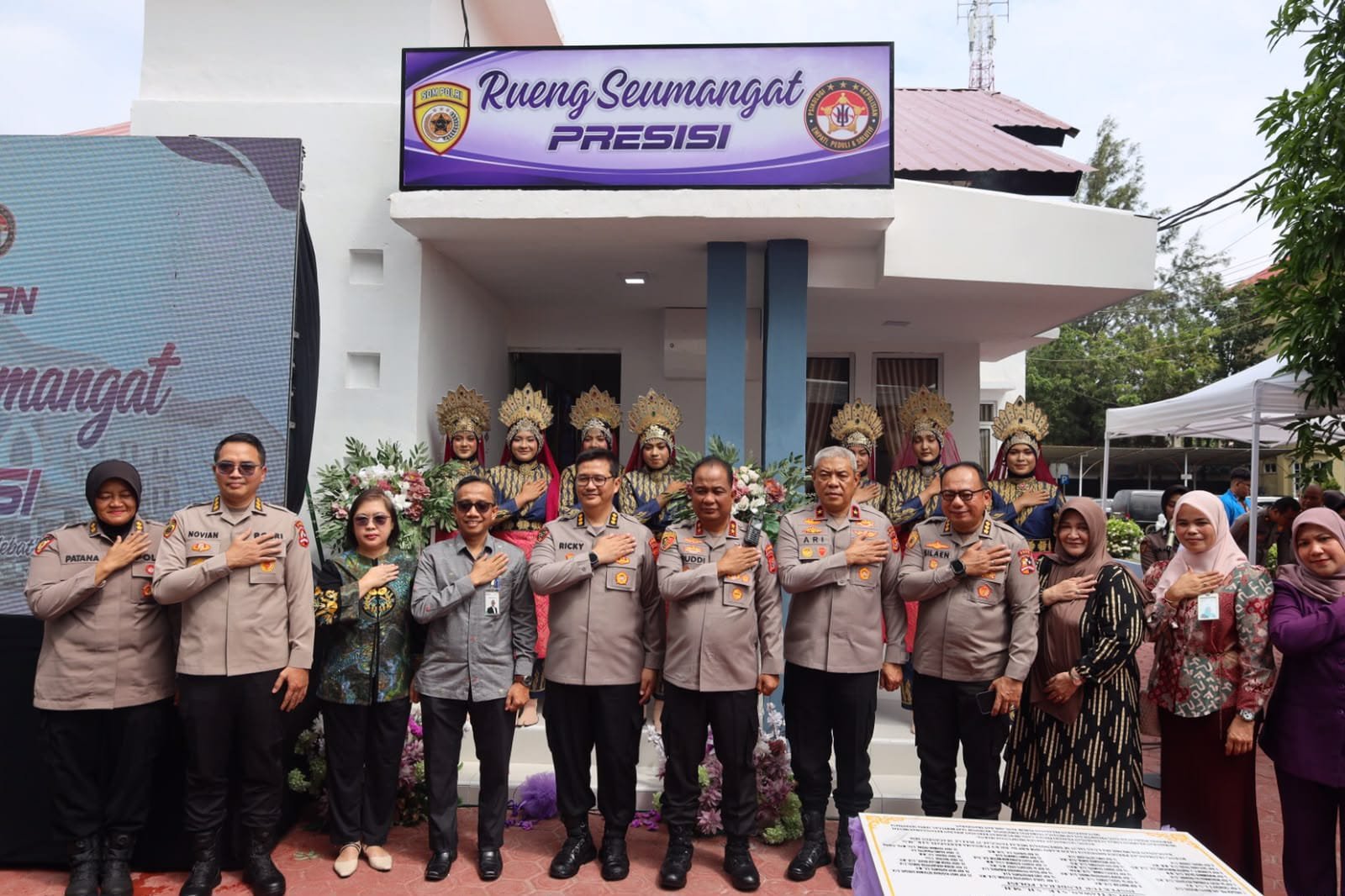 Foto bersama Personil Polda Aceh saat peresmian Gedung Rueng Seumangat Presisi. (TubinNews/HO - Biro Humas Polda Aceh)