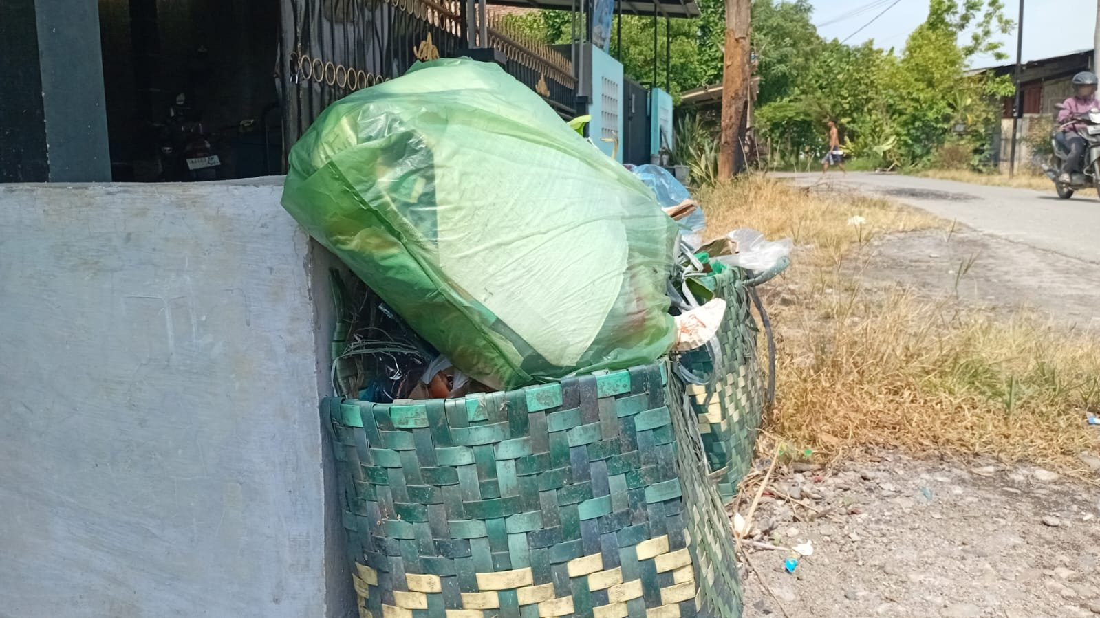 Tong sampah milik warga yang terbuat dari anyaman bambu. (TubinNews/Junaedi Daulay)