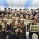 Kafilah Aceh berfoto bersama dengan piala serta papan simbolis juara. (Dok. Ist)