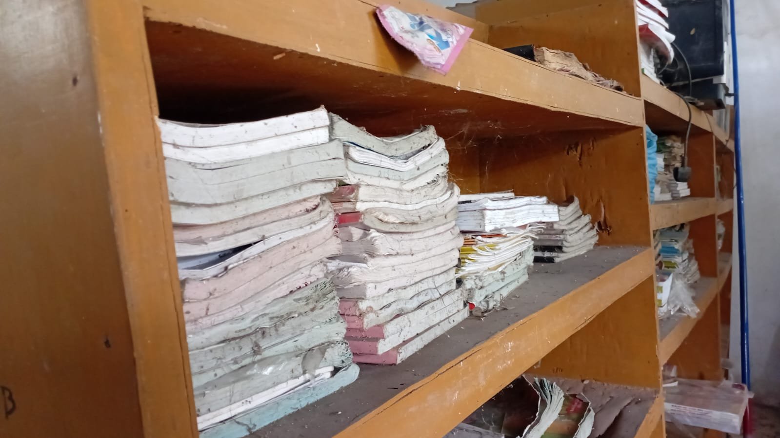 Tumpukan buku yang sudah berdebu di rak perpustakaan. (Tubin news/Junaedi Daulay)