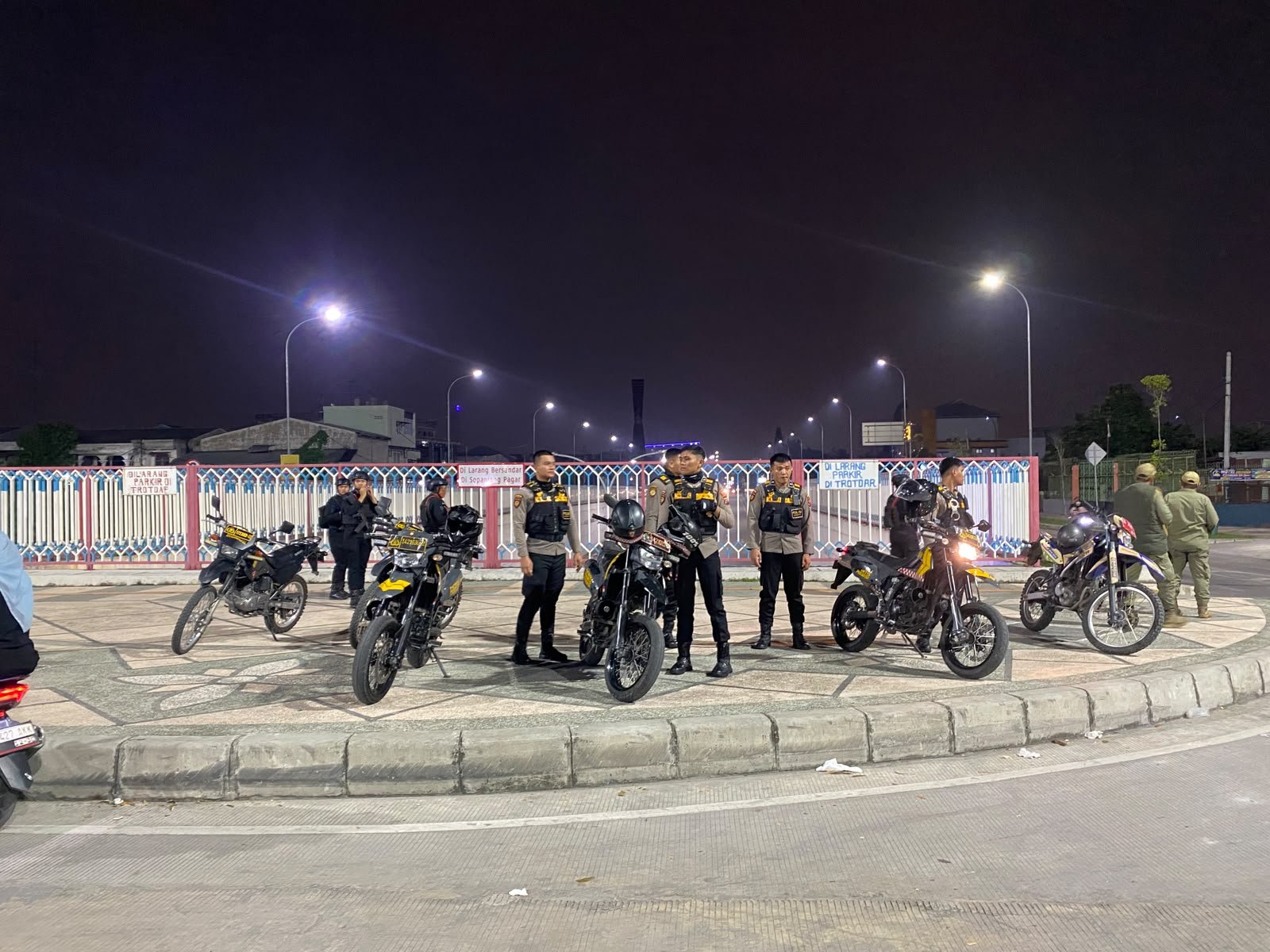 Satuan Samapta Polda Sumut foto bersama sebelum melaksanakan patroli malam. (Dok. Humas Polda Sumut)