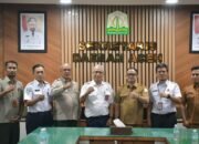Plt. Sekda Aceh, Taufik foto bersama dengan perwakilan BMKG. (Dok. Humas Pemprov Aceh)
