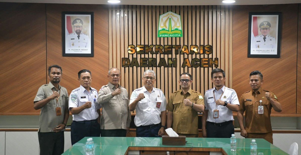Plt. Sekda Aceh, Taufik foto bersama dengan perwakilan BMKG. (Dok. Humas Pemprov Aceh)