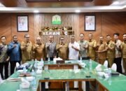 Plt Sekretaris Daerah Aceh Taufik foto bersama dengan Kepala Administrator Kawasan Ekonomi Khusus (KEK) Arun Lhokseumawe, Direktur PT Patriot Nusantara Aceh, dan Direktur Utama PT Pembangunan Aceh. (Dok Humas Pemprov Aceh)