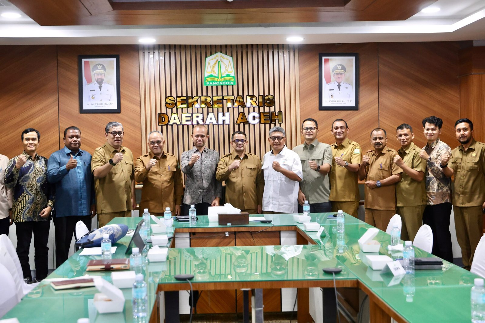 Plt Sekretaris Daerah Aceh Taufik foto bersama dengan Kepala Administrator Kawasan Ekonomi Khusus (KEK) Arun Lhokseumawe, Direktur PT Patriot Nusantara Aceh, dan Direktur Utama PT Pembangunan Aceh. (Dok Humas Pemprov Aceh)