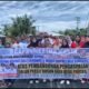Warga Dusun XVIII Persil berfoto bersama dengan memegang spanduk ucapan terima kasih untuk menyambut penuh sukacita rampungnya pengaspalan Jalan Persil. (Dok. Diskominfostan Deli Serdang)