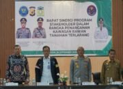 Wakapolda Aceh Brigjen Pol. Ari Wahyu Widodo (Kanan) dan Deputi Bidang Pemberdayaan Masyarakat BNN RI Irjen Pol. Dr. Aldrin MP Hutabarat (Kiri) berfoto bersama. (Dok. Humas Polda Aceh)