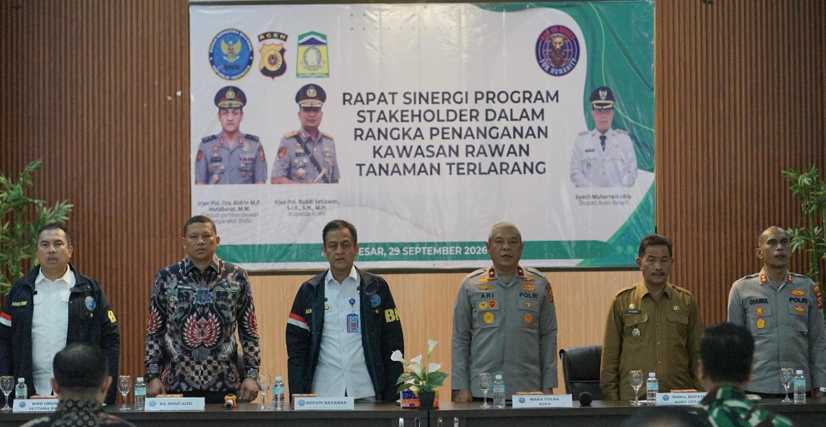 Wakapolda Aceh Brigjen Pol. Ari Wahyu Widodo (Kanan) dan Deputi Bidang Pemberdayaan Masyarakat BNN RI Irjen Pol. Dr. Aldrin MP Hutabarat (Kiri) berfoto bersama. (Dok. Humas Polda Aceh)