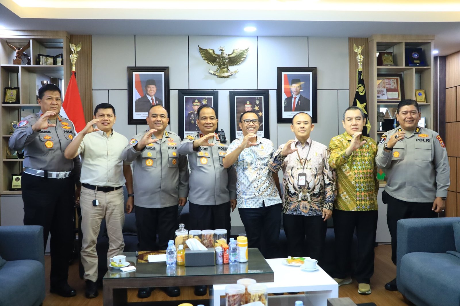 Rombongan Polda Aceh dan KemenPAN-RB foto bersama. (Dok. Humas Polda Aceh)