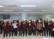 29 insinyur yang baru dikukuhkan berfoto bersama sebagai penutupan kegiatan. (Dok. Universitas UTU)