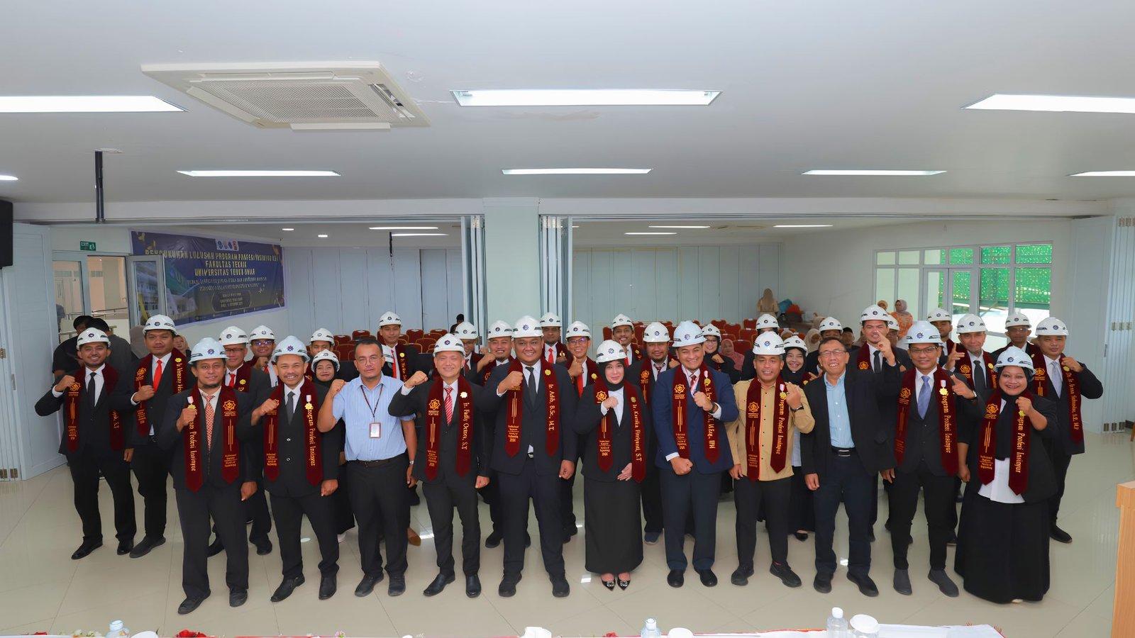 29 insinyur yang baru dikukuhkan berfoto bersama sebagai penutupan kegiatan. (Dok. Universitas UTU)