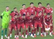 Pemain timnas Indonesia foto bersama sebelum pertandingan dimulai. (Foto: Hasil screenshot dari YouTube Indosiar)