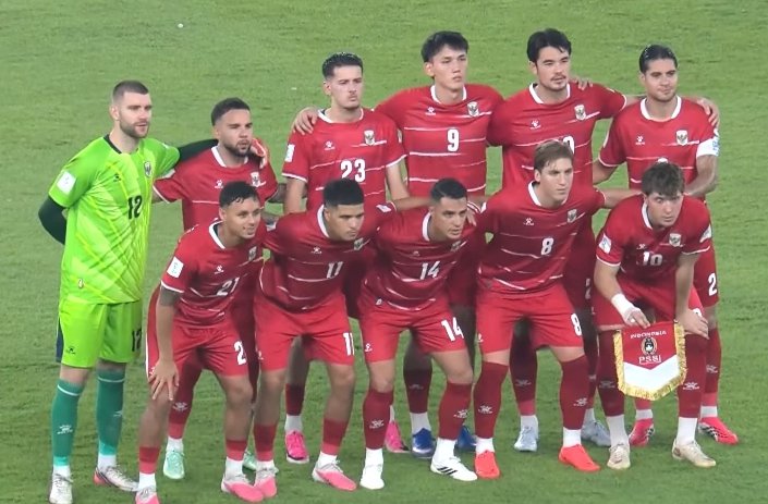 Pemain timnas Indonesia foto bersama sebelum pertandingan dimulai. (Foto: Hasil screenshot dari YouTube Indosiar)
