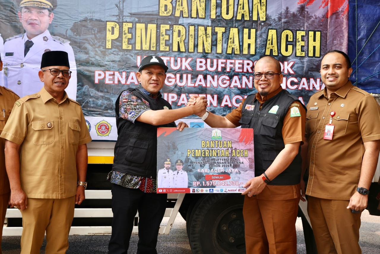 Wagub Aceh, Fadhlullah saat menyalurkan bantuan bufferstock untuk Kab. Aceh Jaya. (Dok.Ist)