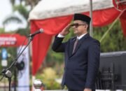 Plt Sekda Aceh, Taufik sedang memberikan hormat saat pengibaran bendera. (Dok.Ist)