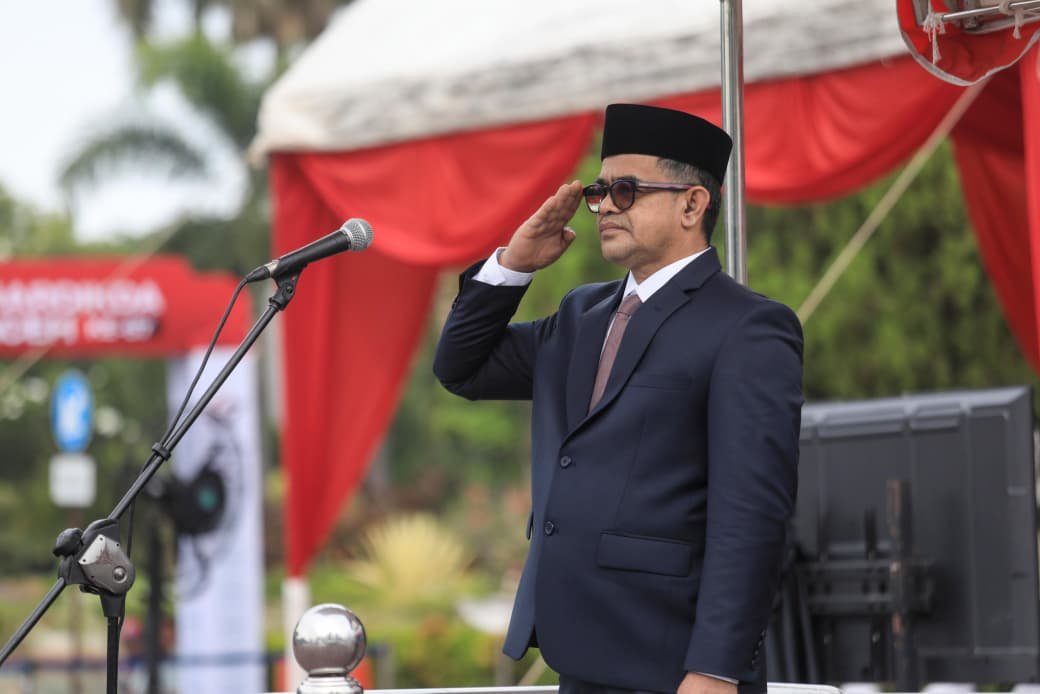 Plt Sekda Aceh, Taufik sedang memberikan hormat saat pengibaran bendera. (Dok.Ist)