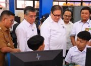 Menteri Koordinator Bidang Perekonomian Airlangga Hartarto dan Menteri Ketenagakerjaan Yassierli memantau langsung tempat pelatihan. (Dok. Biro Humas Kemnaker)