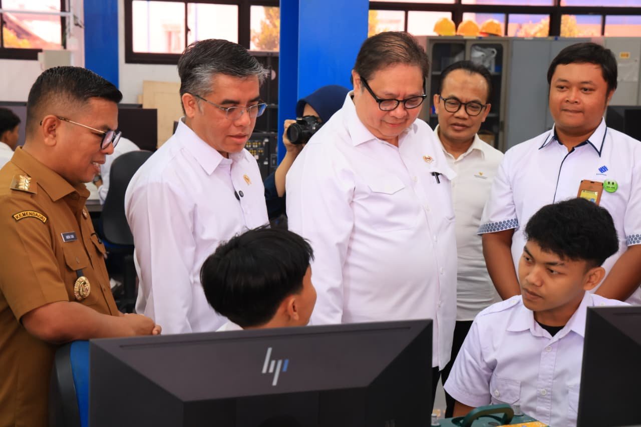 Menteri Koordinator Bidang Perekonomian Airlangga Hartarto dan Menteri Ketenagakerjaan Yassierli memantau langsung tempat pelatihan. (Dok. Biro Humas Kemnaker)