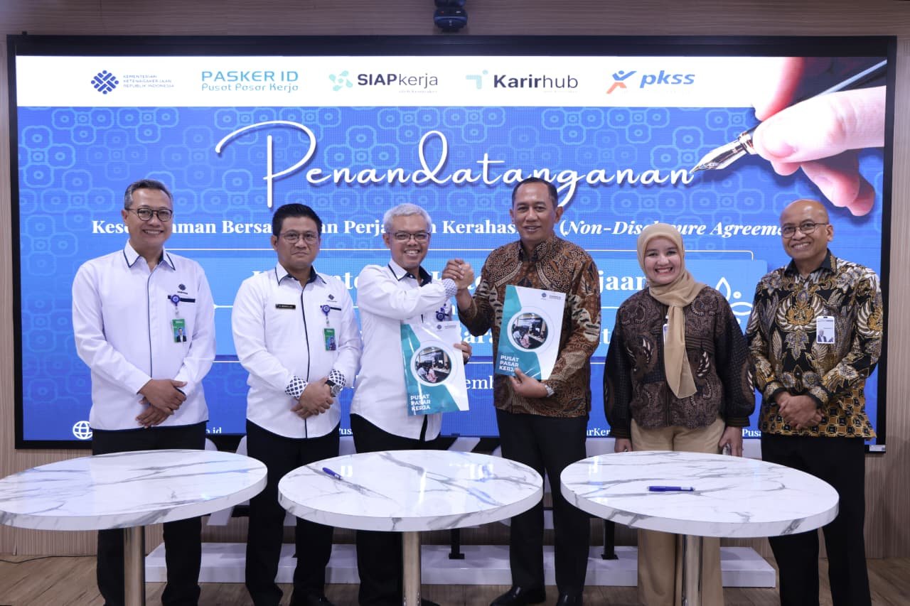 Pendatanganan kerja sama Kementerian Ketenagakerjaan dengan PT Prima Karya Sarana Sejahtera. (Dok. Biro Humas Kemnaker)