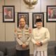 Kapolda Aceh Irjen Pol. Ruddi Setiawan foto bersama Ketua Badan Baitul Mal Aceh, Tgk. H. Muhammad Yunus M. Yusuf. (Dok. Biro Humas Polda Aceh)