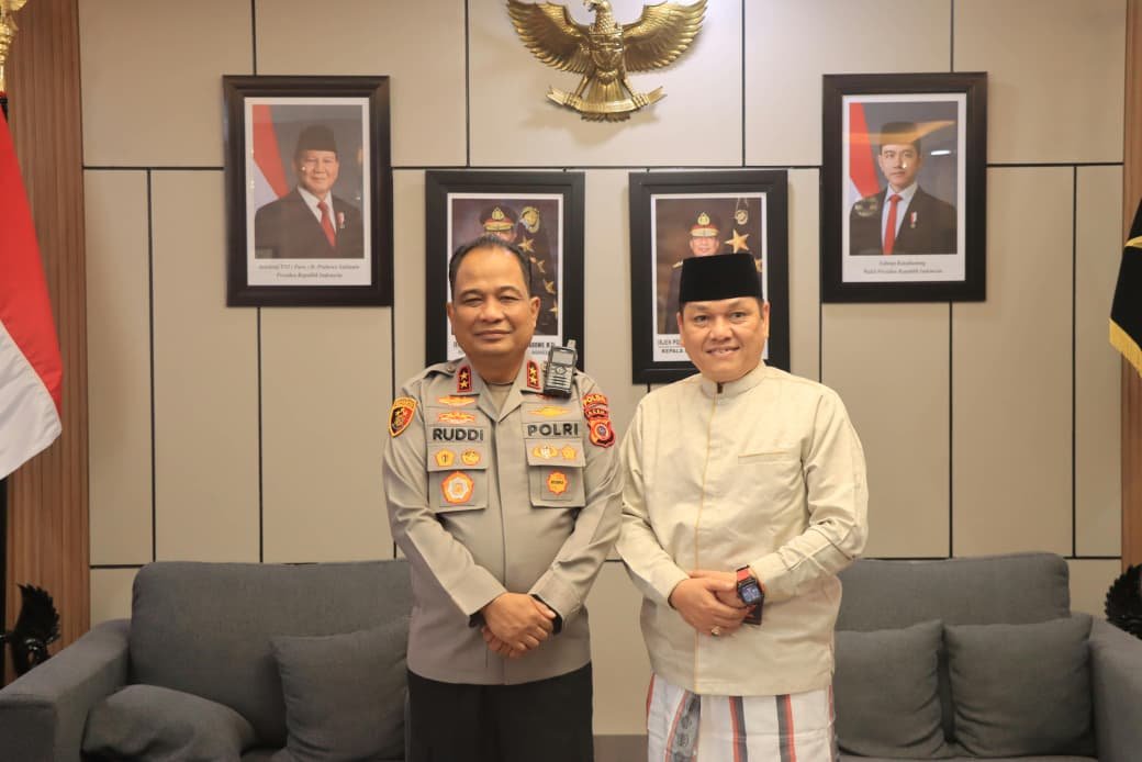Kapolda Aceh Irjen Pol. Ruddi Setiawan foto bersama Ketua Badan Baitul Mal Aceh, Tgk. H. Muhammad Yunus M. Yusuf. (Dok. Biro Humas Polda Aceh)