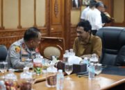 Mualem sedang berbincang dengan Irjen Pol. Ruddi Setiawan di ruang kerja Gubernur Aceh, Banda Aceh.