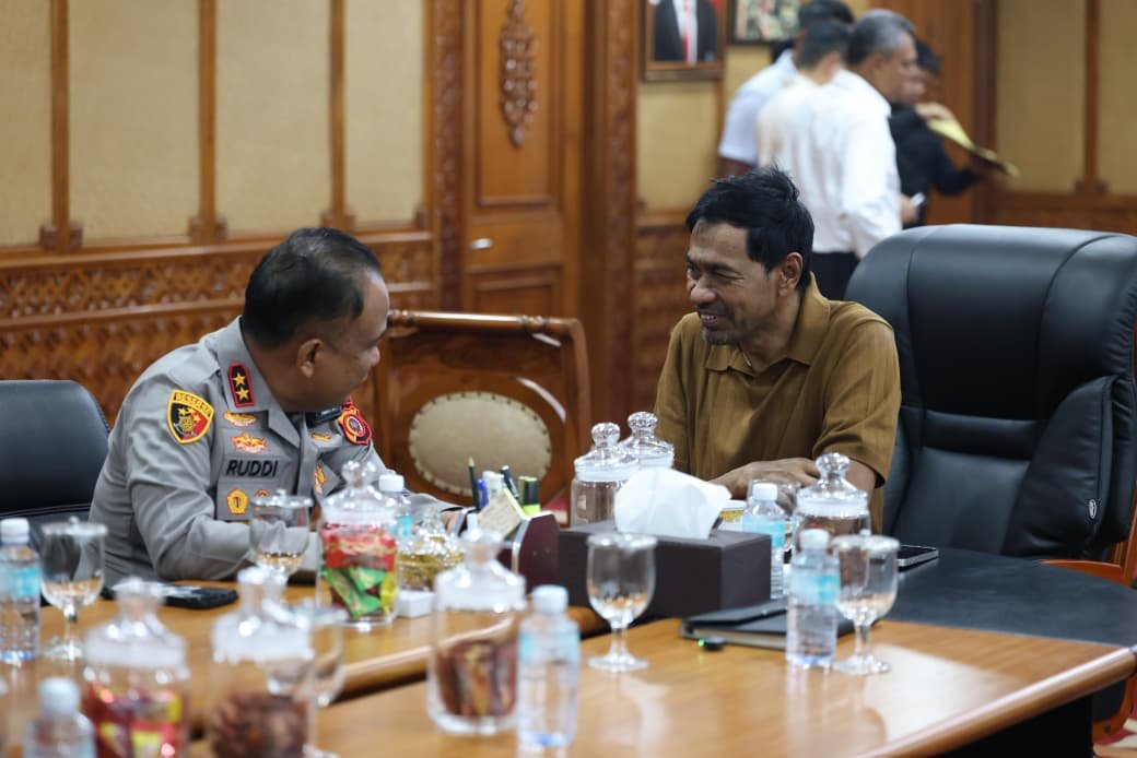 Mualem sedang berbincang dengan Irjen Pol. Ruddi Setiawan di ruang kerja Gubernur Aceh, Banda Aceh.